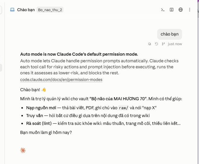 Ảnh chụp màn hình Claude Code, trợ lý tự giới thiệu là trợ lý quản lý wiki cho vault mang tên chủ nhân
