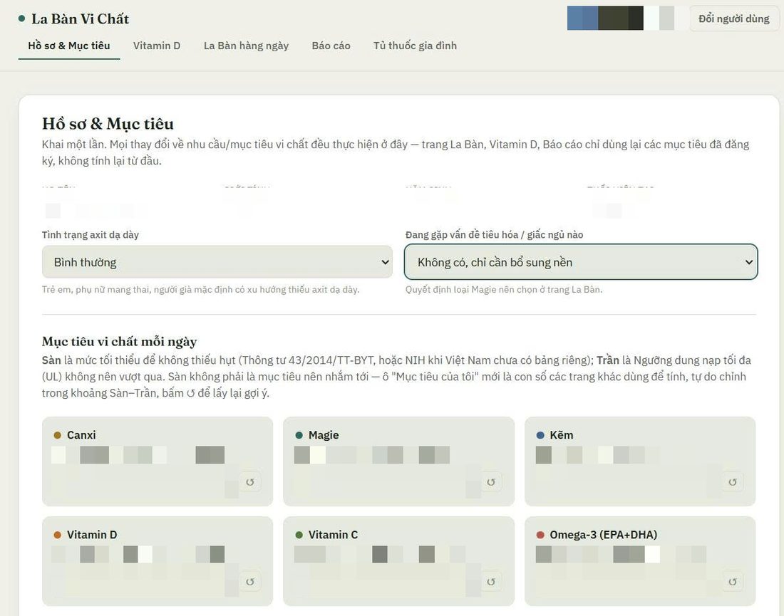 Trang web La Bàn Vi Chất với thanh năm mục, khối hồ sơ bị bôi nhòe, và sáu thẻ vi chất chỉ còn đọc được tên chất