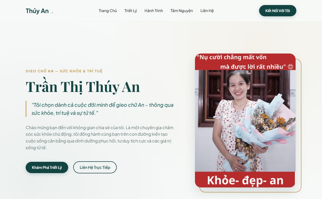 Ảnh chụp đầu trang Gieo Chữ An của chị Trần Thị Thúy An, ảnh chị ôm bó hoa giữa hai dải đỏ