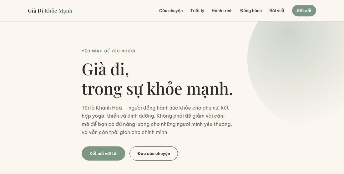 Ảnh chụp đầu trang Già Đi Khỏe Mạnh của chị Khánh Hòa, nền kem, tít lớn kiểu chữ có chân