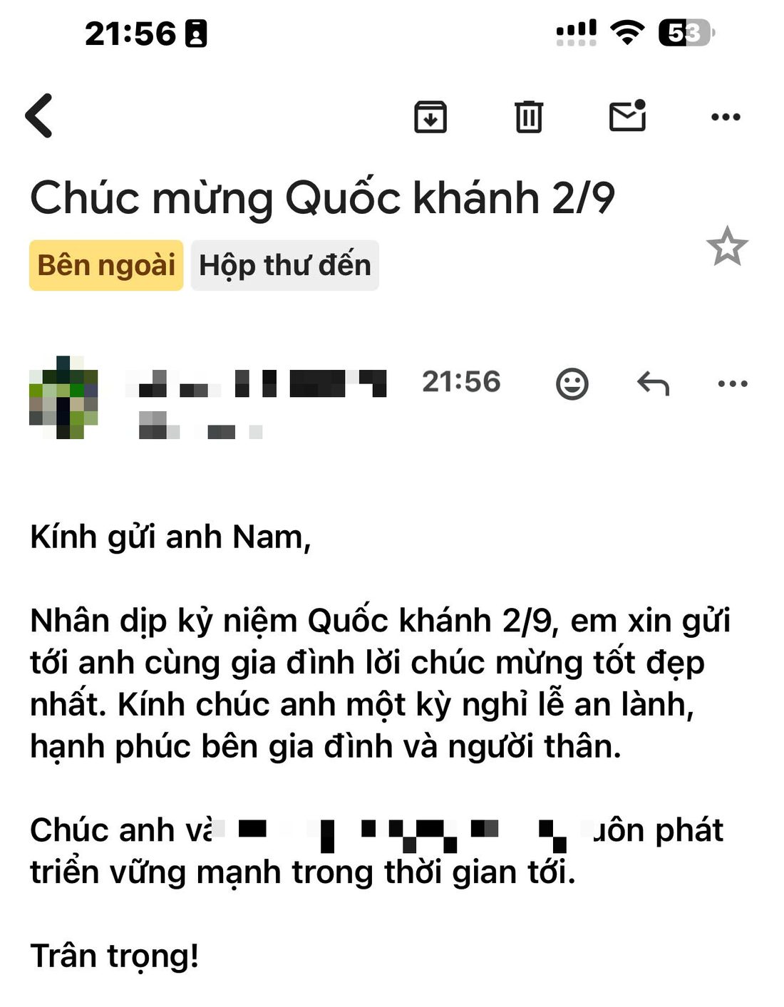 Ảnh chụp màn hình hộp thư trên điện thoại, một lá thư chúc mừng Quốc khánh 2/9 đã nằm trong hộp thư đến, tên một vài chi tiết riêng tư đã được bôi nhòe